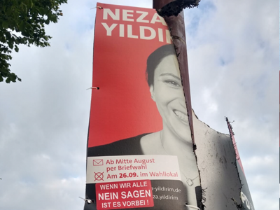 Das angezündete und mit Querdenker-Aufkleber versehene Plakat unserer Kandidatin Neza Yildirim - Photo SPD Philippsburg