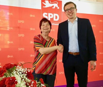 Gertrud Mühlinghaus gratuliert Christian Holzer zu 110 Jahren SPD-OV Forst.