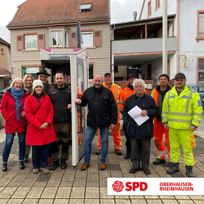 Die Bücherbox vor dem Rathaus ist bestückt.