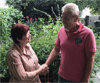 Gertrud Mühlinghaus gratuliert Peter Brand