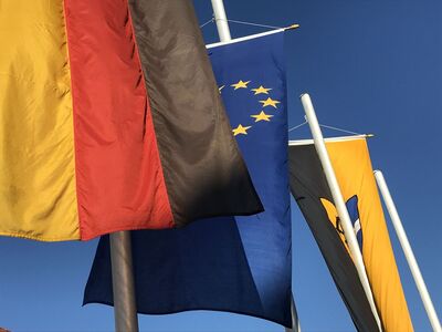 Flaggen vor dem Rathaus Oberhausen-Rheinhausen