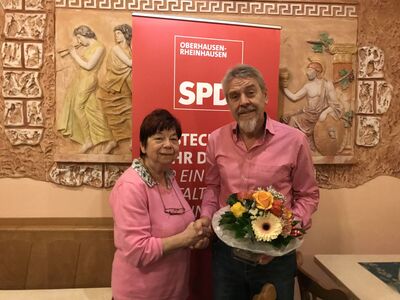 Peter Brand dankt Gertrud Mühlinghaus für Ihr Engagement