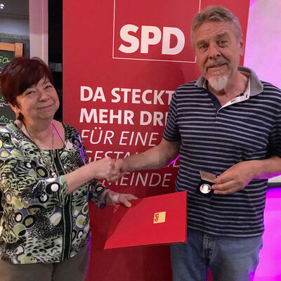 Gertrud Mühlinghaus dankt Peter Brand für sein Engagement