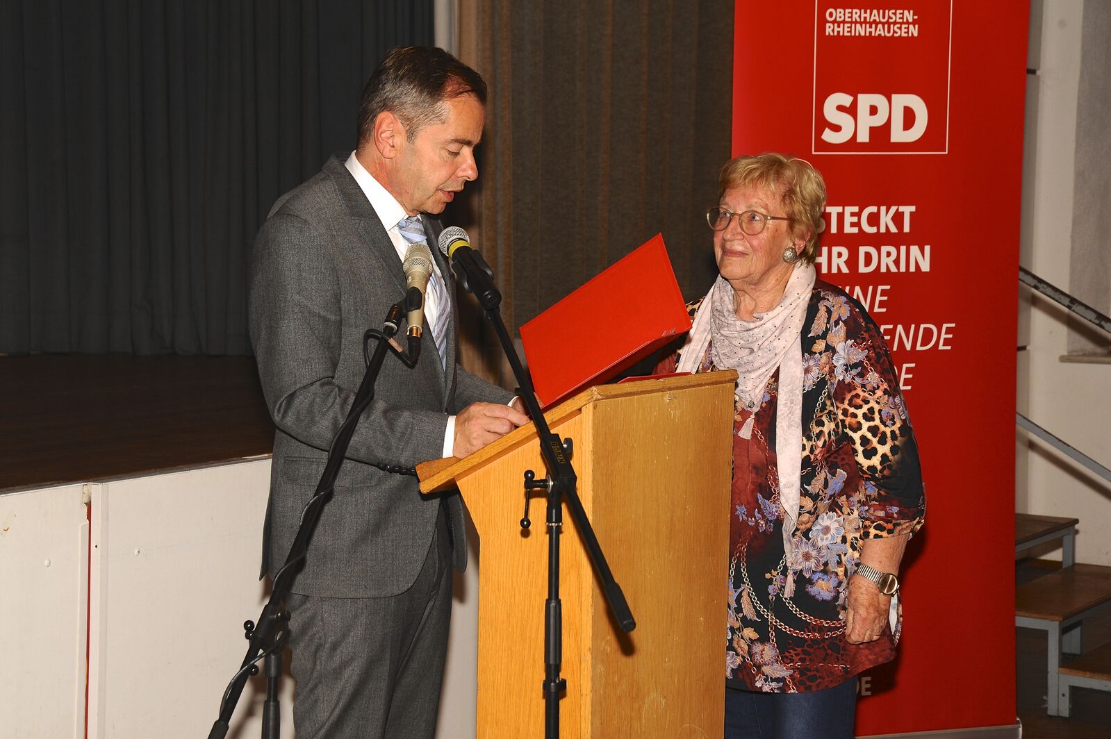 Bürgermeister Martin Büchner ehrt Irma Egenberger