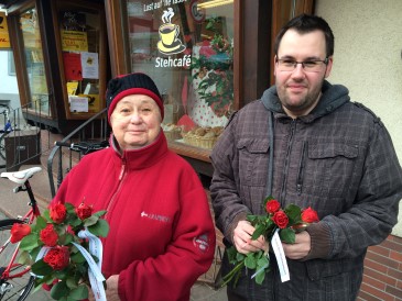 Die Sprecherin des AK Christen in der SPD Gertrud Dünkel und Gemeinderat Florian Häfele in Rheinhausen
